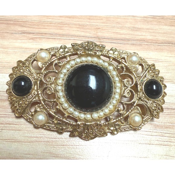 Unbranded Jewelry - Vintage Gold Tone Filigree Black Cabochon Faux Pearl Oval Brooch Pin